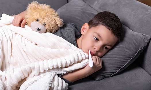 niño pequeño acostado 